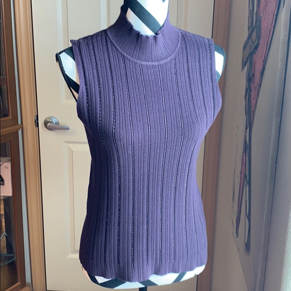 Ladies sleeveless top.